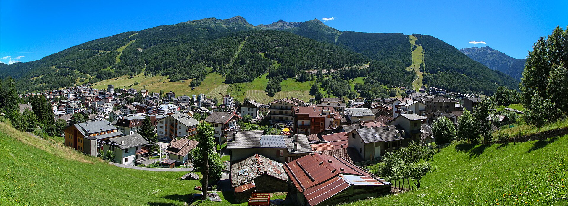 Panorama di Aprica e delle montagne tra Valtellina e Valle Camonica