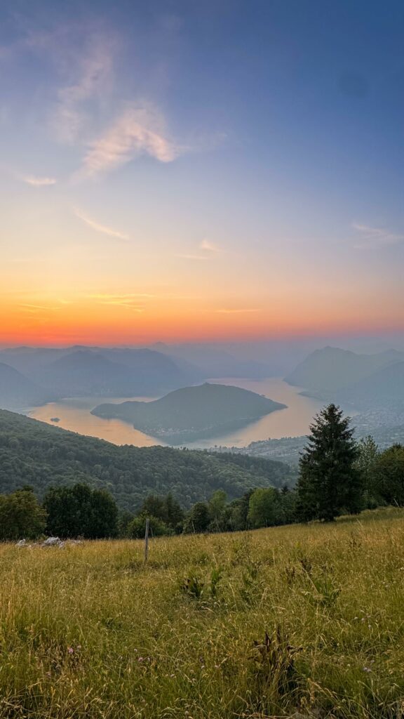 Il Lago d'Iseo al tramonto dai sentieri sopra il lago