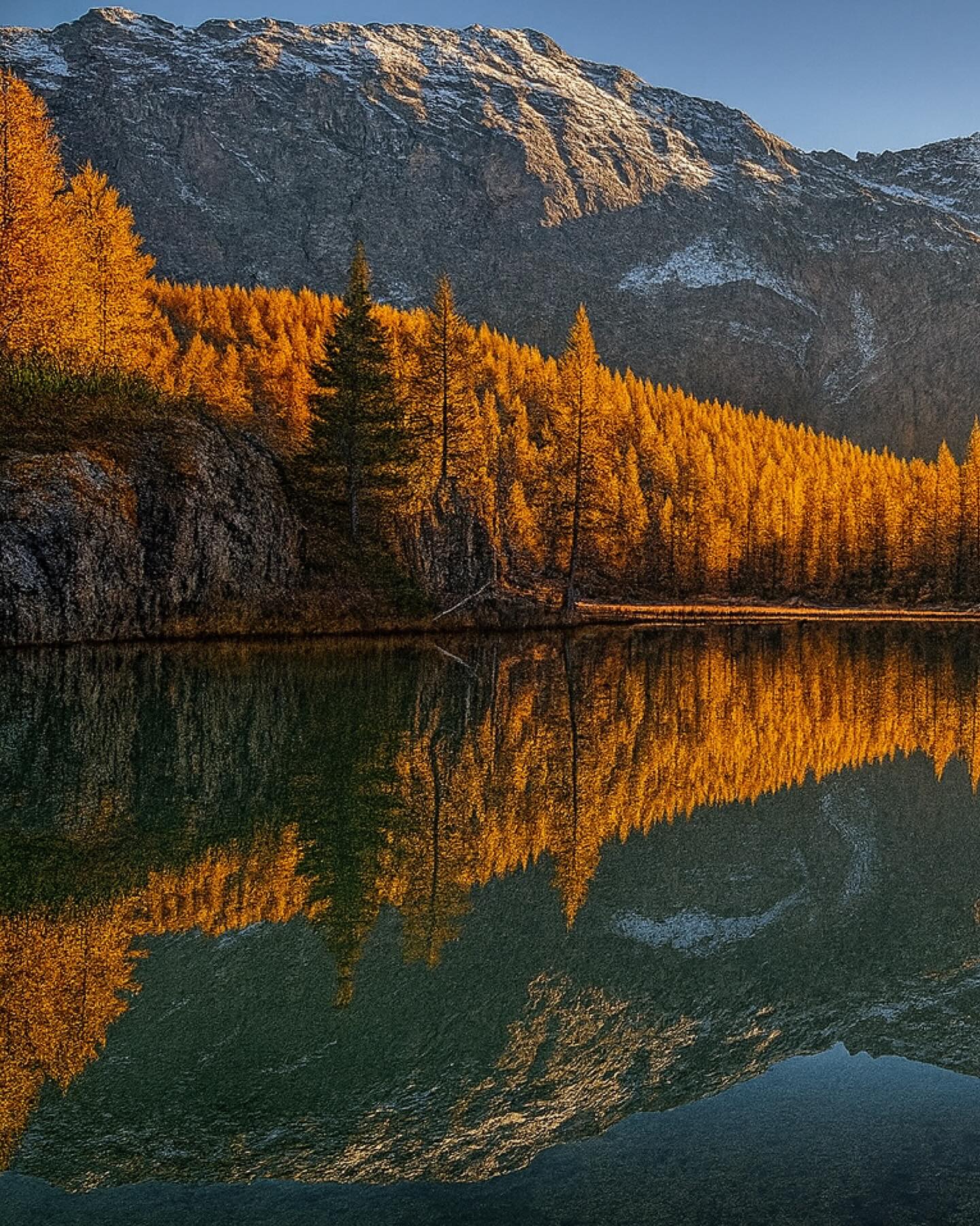 Un lago della Valmalenco tra i larici d'autunno