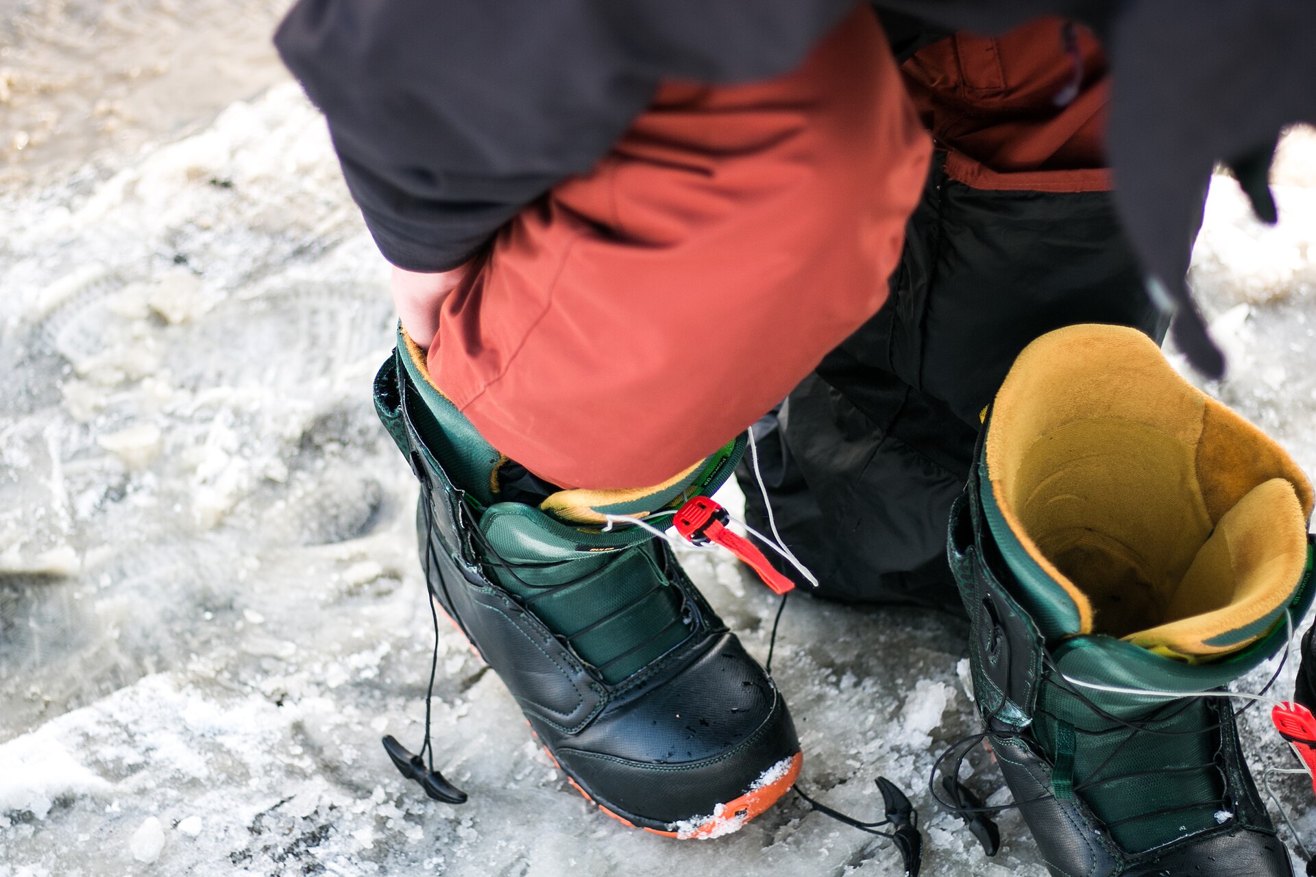 Scarponi da trekking su un sentiero di montagna