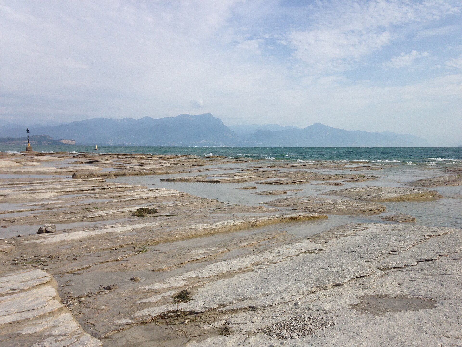 Le lastre di roccia bianca della Jamaica Beach a Sirmione, sul Lago di Garda