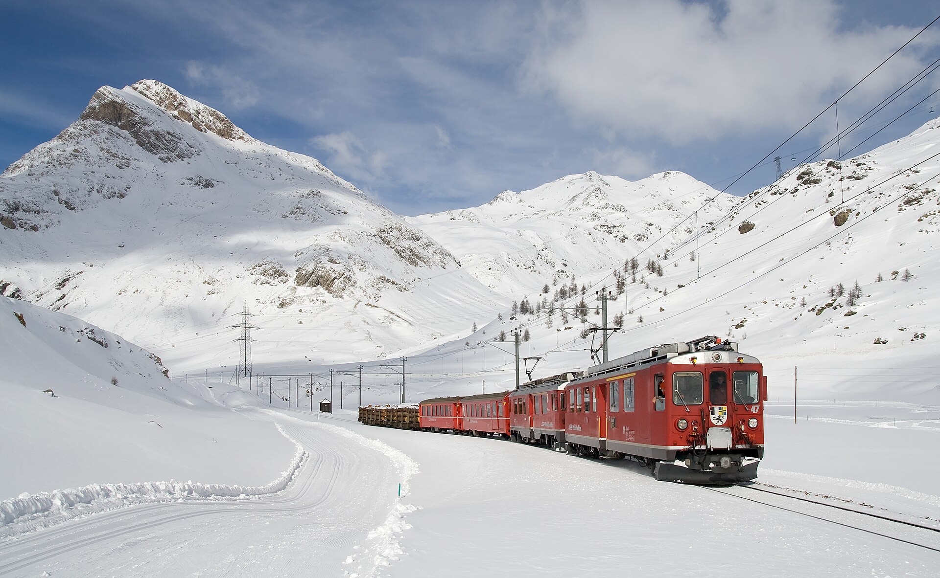 Il Trenino Rosso del Bernina nella neve tra Lagalb e Ospizio Bernina